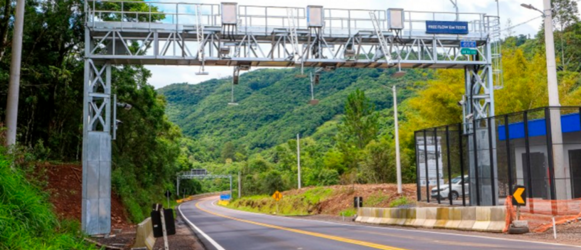 O primeiro pórtico do sistema free flow em uma rodovia estadual do país está programado para iniciar seu funcionamento na sexta-feira, 15 de dezembro, na ERS-122, entre os municípios de Flores da Cunha e Antônio Prado. Com a tecnologia, a circulação pelos trechos abrangidos promete se tornar mais fluída, eliminando a necessidade de paradas ao longo do percurso.