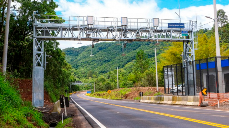 O primeiro pórtico do sistema free flow em uma rodovia estadual do país está programado para iniciar seu funcionamento na sexta-feira, 15 de dezembro, na ERS-122, entre os municípios de Flores da Cunha e Antônio Prado. Com a tecnologia, a circulação pelos trechos abrangidos promete se tornar mais fluída, eliminando a necessidade de paradas ao longo do percurso.